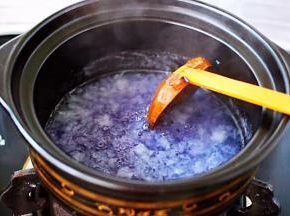 倒入碟豆提前泡的水。