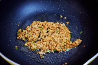 翻炒均匀后浇倒在蒸蛋上，吃时拌匀即可