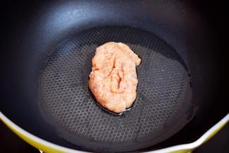 另起锅倒入少许的食用油烧热，放入肉末翻炒至断生