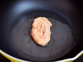 另起锅倒入少许的食用油烧热，放入肉末翻炒至断生
