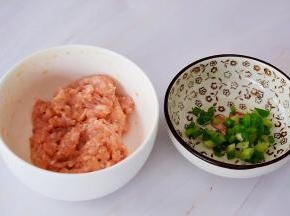 猪肉剁成末加入盐、淀粉、食用油搅打均匀腌制备用，葱切葱花