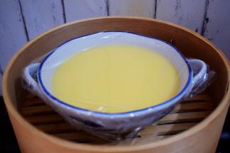 盖上保鲜膜，放入烧开水的蒸锅中，大火蒸20分钟，蒸好取出撕掉保鲜膜备用