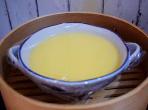 盖上保鲜膜，放入烧开水的蒸锅中，大火蒸20分钟，蒸好取出撕掉保鲜膜备用