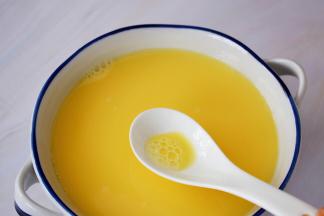 再把表面的气泡用勺子舀出来