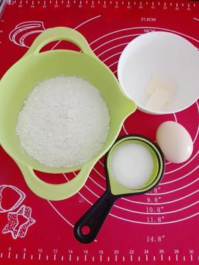 黄油隔水融化。约鸡蛋65克一个左右（挑选大个的）。留取少许刷表面