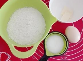 黄油隔水融化。约鸡蛋65克一个左右（挑选大个的）。留取少许刷表面