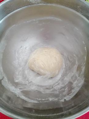 面粉过筛，和成团即可，不易揉过度。盖上保鲜膜静止20分钟左右