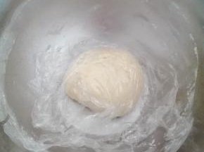 面粉过筛，和成团即可，不易揉过度。盖上保鲜膜静止20分钟左右
