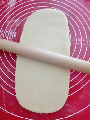 案版撒上少许面粉。面团擀成3毫米左右的长舌状