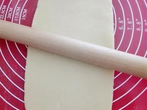 案版撒上少许面粉。面团擀成3毫米左右的长舌状