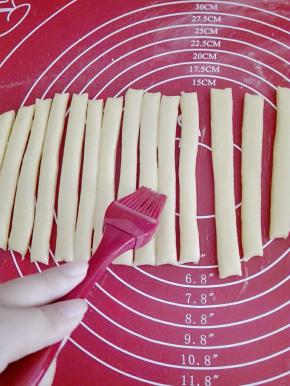 用刮板切成条，双手拿住面条的两端，反方向拧成型。放入烤盘。普通烤盘需垫油纸或锡纸