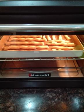 180度预热烤箱，中层上下火170度烤20分钟，烤至表面呈金黄色，微微焦黄的状态是最香的