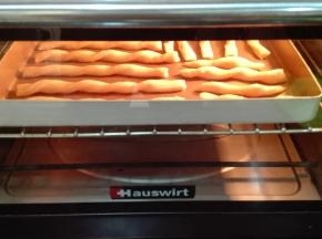 180度预热烤箱，中层上下火170度烤20分钟，烤至表面呈金黄色，微微焦黄的状态是最香的