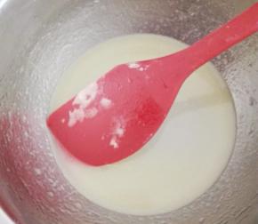 融化的黄油加入细砂糖搅拌融化。加入鸡蛋混合均匀