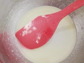 融化的黄油加入细砂糖搅拌融化。加入鸡蛋混合均匀