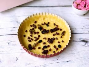 加入适量蜜豆和葡萄干。