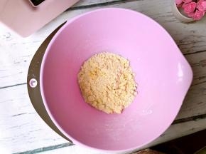 加入派皮中的细砂糖和面粉搓成颗粒状。
