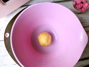 加入派皮中的鸡蛋液揉成面团，放入冰箱冷藏20分钟。