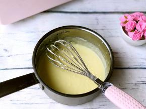 冷藏期间制作奶酪馅：奶油奶酪提前软化，加入奶酪馅中的细砂糖和淡奶油隔水加热，同时用打蛋器搅拌至顺滑。