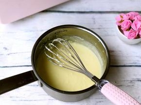 冷藏期间制作奶酪馅：奶油奶酪提前软化，加入奶酪馅中的细砂糖和淡奶油隔水加热，同时用打蛋器搅拌至顺滑。