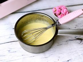 稍晾凉后加入奶酪馅中的鸡蛋液再次拌匀。