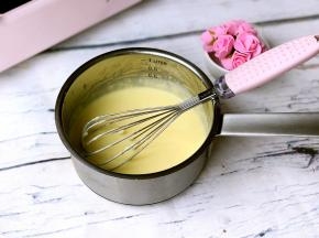 稍晾凉后加入奶酪馅中的鸡蛋液再次拌匀。