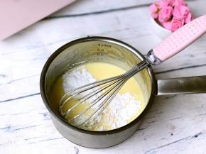 加入玉米淀粉拌匀，奶酪馅就做好了。