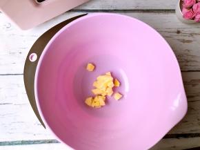 黄油切小块儿软化。