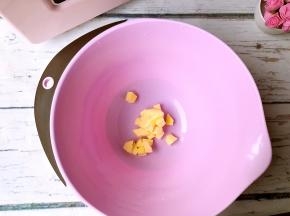 黄油切小块儿软化。