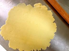 冷藏好的派皮擀成比派盘大一些的薄片。