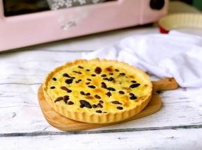 我用的不粘活底模具，用杯子垫在下面一推就脱模了。