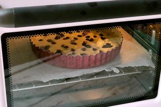 烤箱上下火175度提前预热，预热好了放入派盘，中层烘烤27分钟。