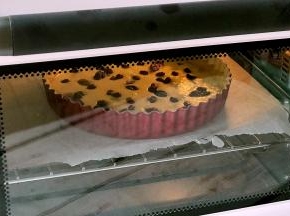 烤箱上下火175度提前预热，预热好了放入派盘，中层烘烤27分钟。