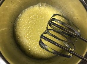 鸡蛋加糖用打蛋器打散。