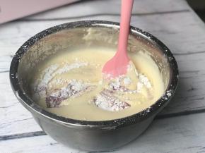 筛入糯米粉、低筋面粉和紫薯粉，用翻拌的手法将面粉分两次拌匀，直到无干粉即可。