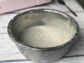 加入淡奶油和牛奶翻拌均匀。