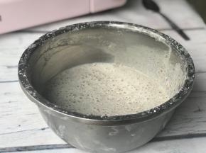 加入淡奶油和牛奶翻拌均匀。