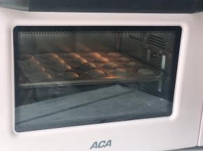 烤箱160度提前预热5分钟，将蛋糕模具放入烤箱中层烘烤17分钟左右。