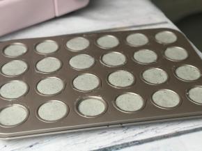 倒入小蛋糕模具，震出气泡。