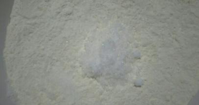 首先把糖盐和面粉一起拌匀