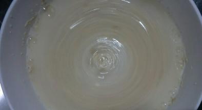 酵母放入室温水中搅拌融化