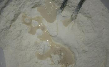 将酵母水边倒边搅拌，倒入面粉中