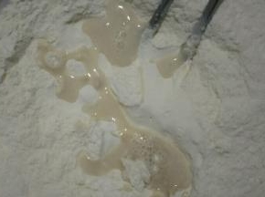 将酵母水边倒边搅拌，倒入面粉中