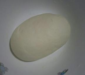 揉成光滑面团。盖保鲜膜醒发2~3小时(冬天适当延长醒发时间)