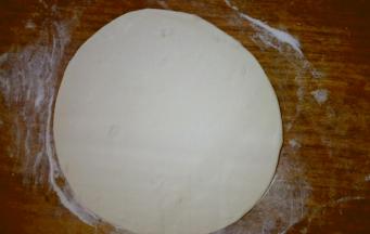 用擀面杖擀成厚度为0.5cm的圆饼