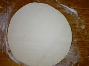 用擀面杖擀成厚度为0.5cm的圆饼