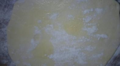 均匀撒上适量盐和干面粉