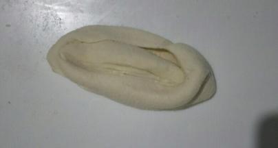 取一个面团，捏住两头稍稍拉长