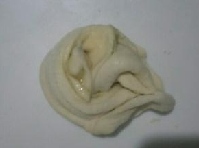 将两头捏紧