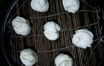 放入蒸屉中，中间留出一定的距离。冷水下锅，开大火，水开后再蒸30分钟。OK